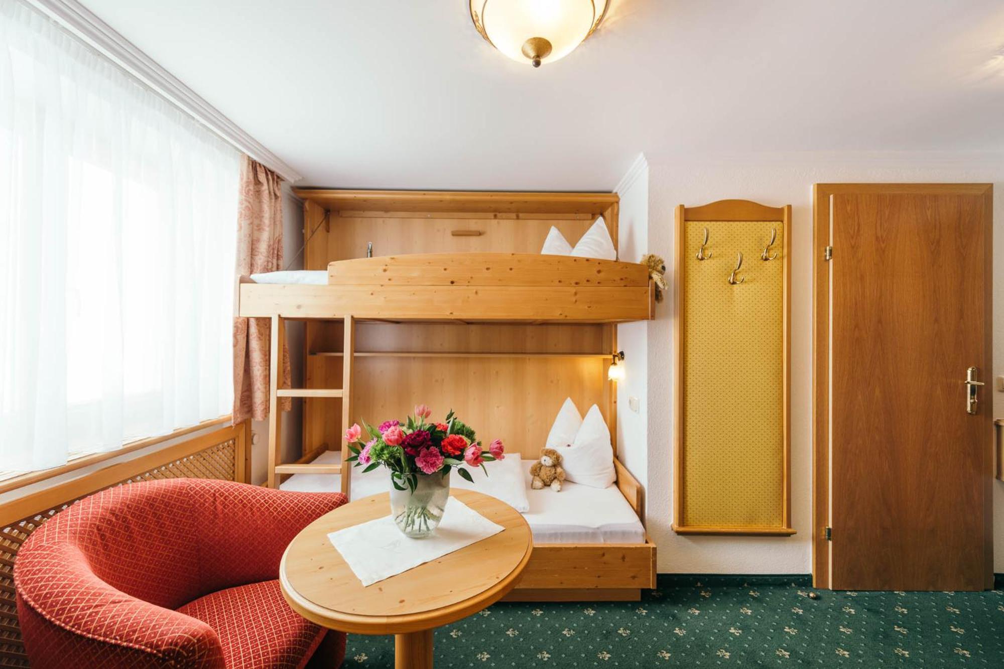 Arlberghaus Hotel Zuers Exterior photo
