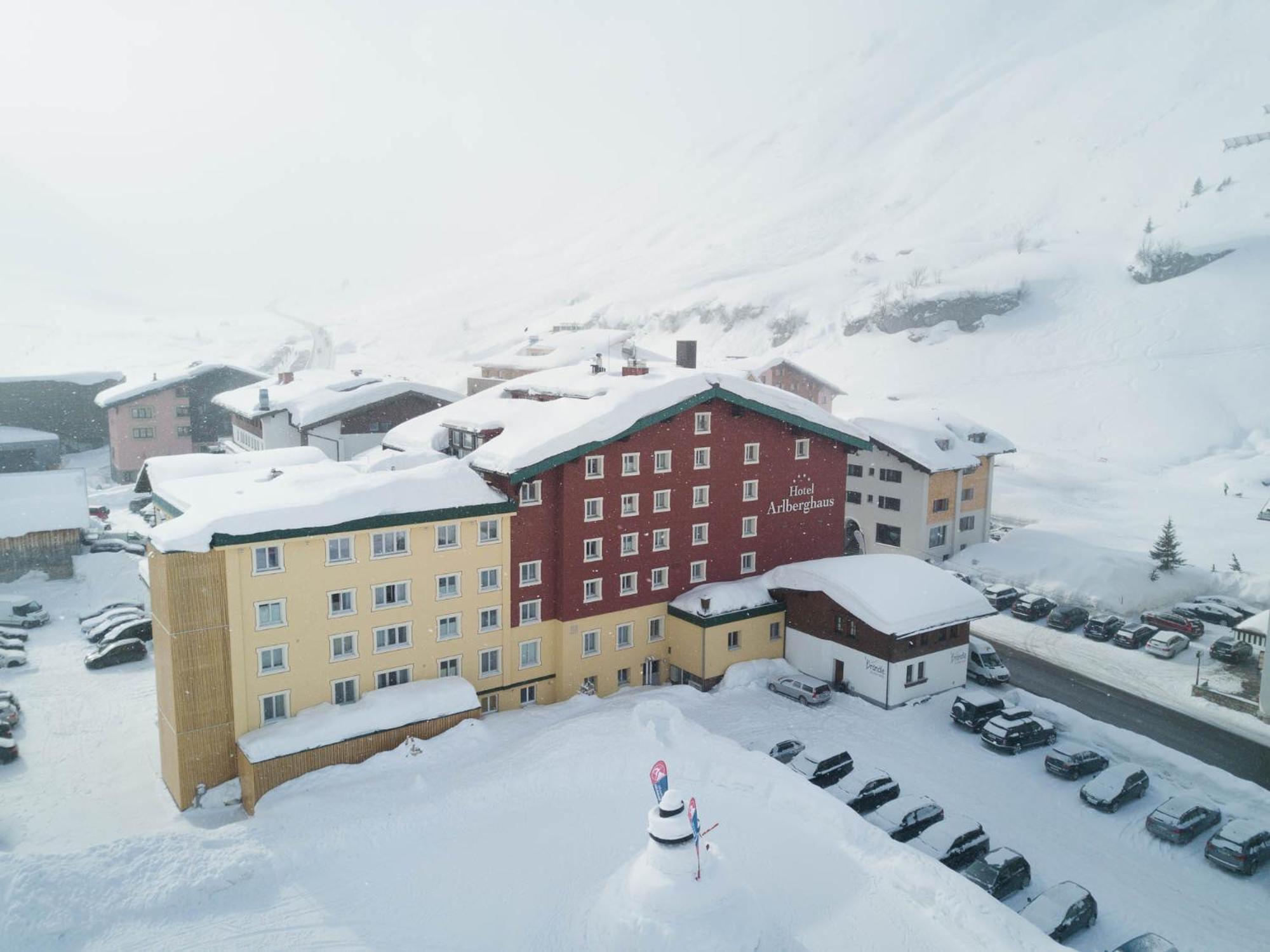 Arlberghaus Hotel Zuers Exterior photo